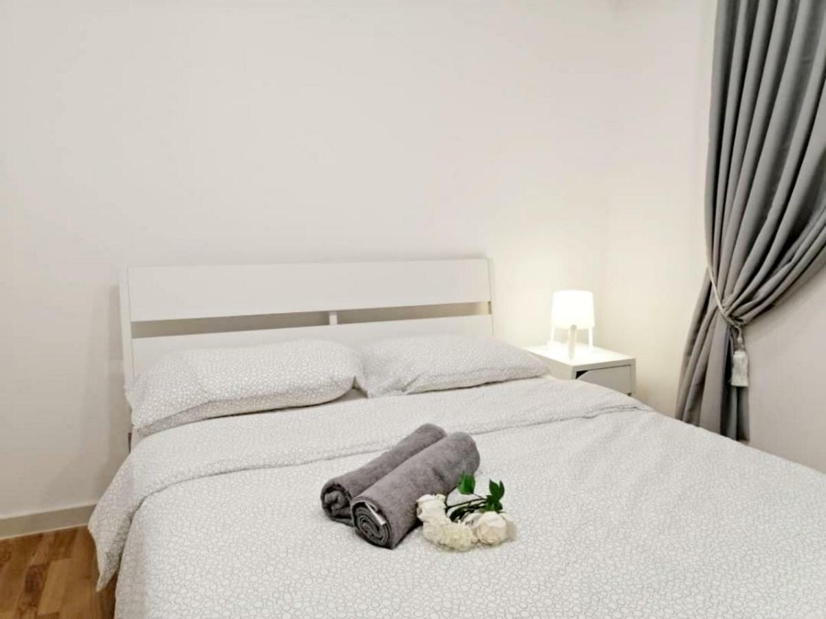 Iskandar Residences 3 Bedroom Нусаджая Екстериор снимка